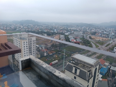 Hồ bơi vách kính và đáy kính tại khách sạn Lavela Huế